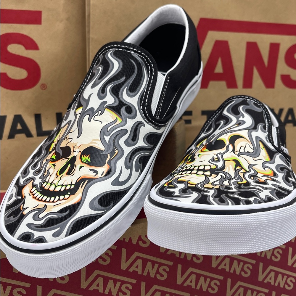 Vans Men’s Classic Slip-On
Flame Skull Black/True White
VN0009Q7BMX Sneakers - Picture 8 of 16